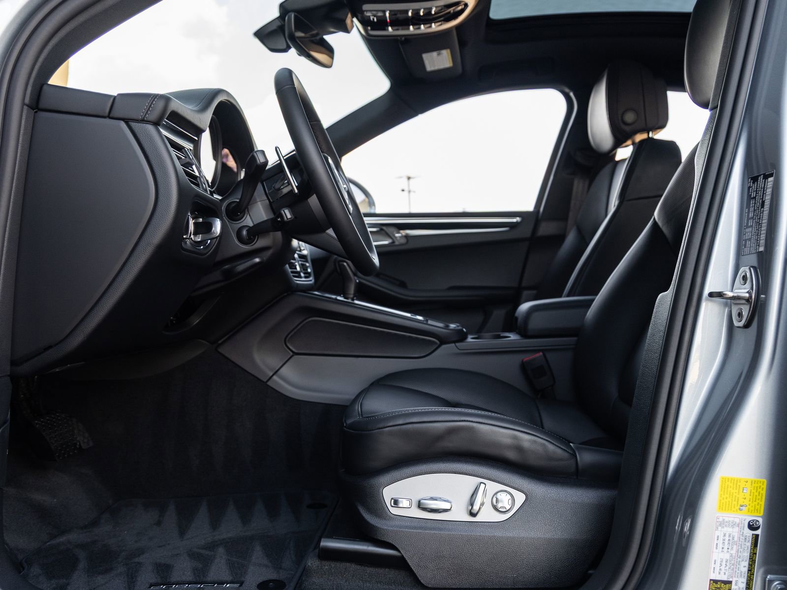 Certified 2026 Porsche Macan AWD/4WD image 27