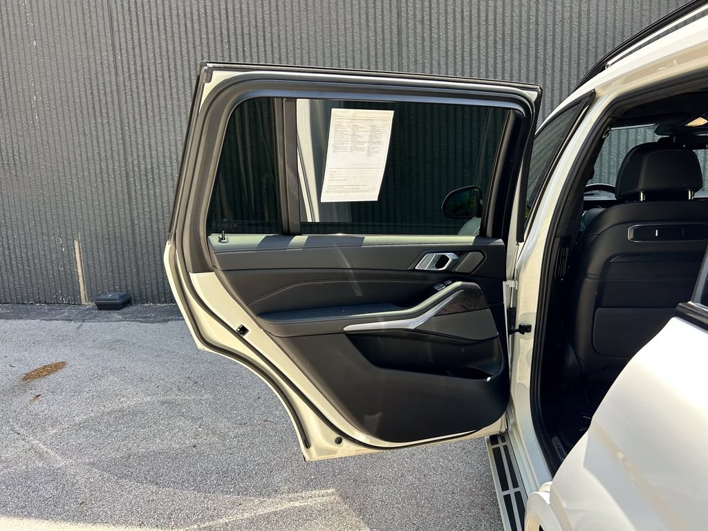 Used 2023 BMW X7 xDrive40i w/ M Sport Package AWD/4WD image 16