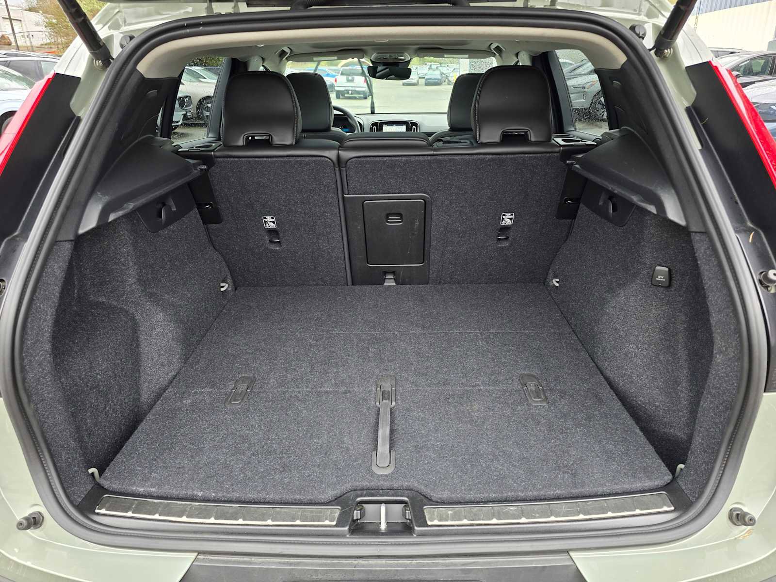 Certified 2025 Volvo XC40 B5 Plus AWD/4WD image 15