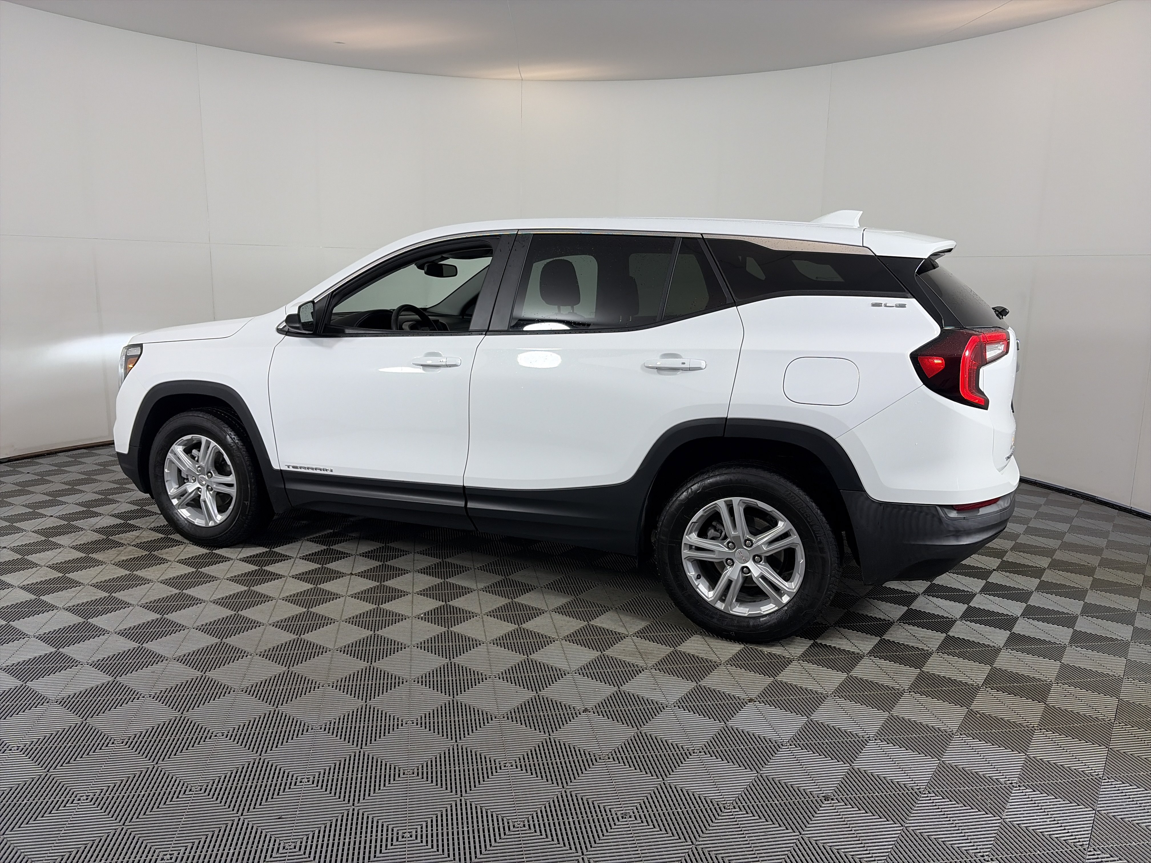 Used 2024 GMC Terrain SLE AWD/4WD image 8