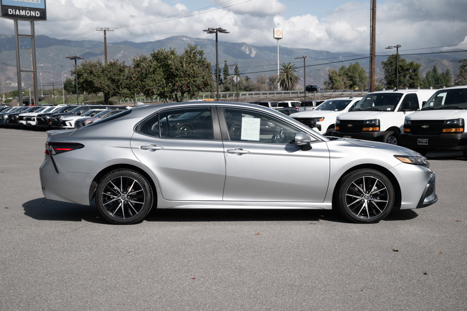 Used 2023 Toyota Camry SE image 3