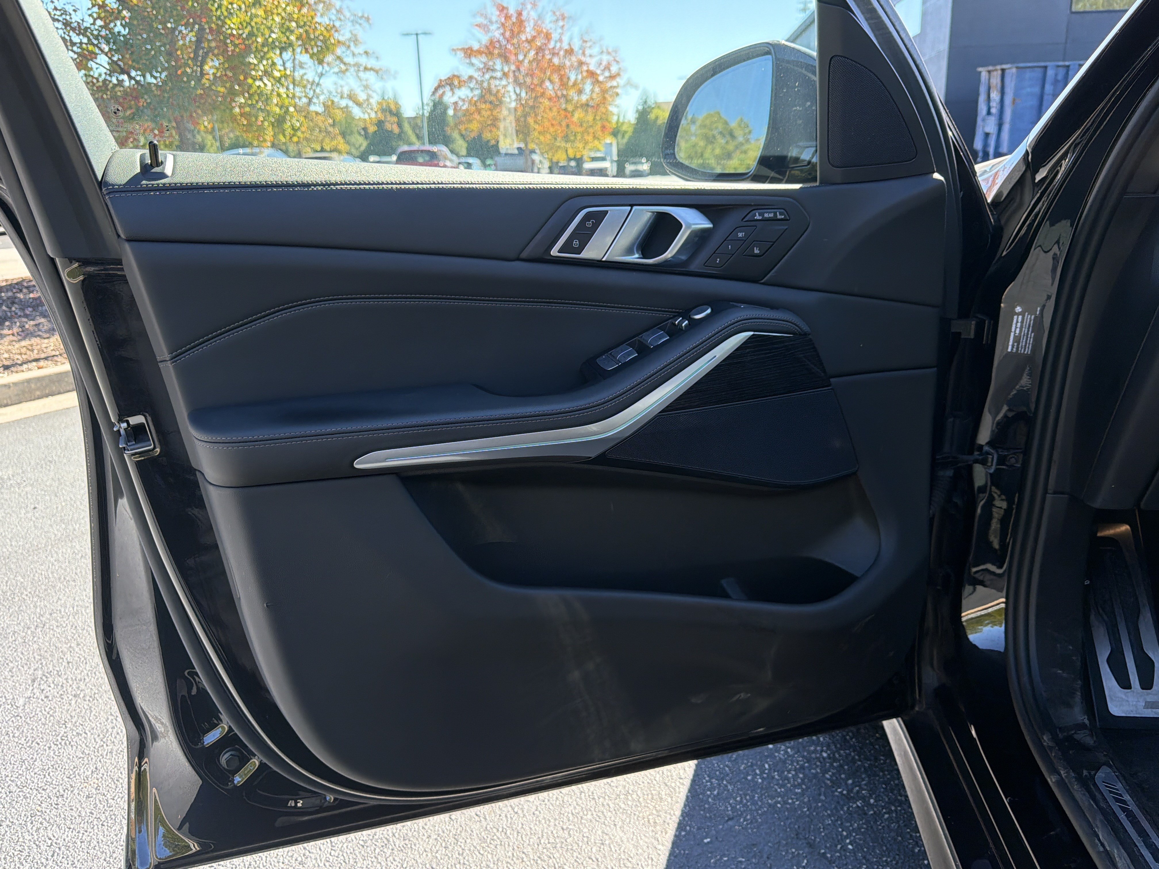 Used 2024 BMW X7 xDrive40i w/ M Sport Package AWD/4WD image 17