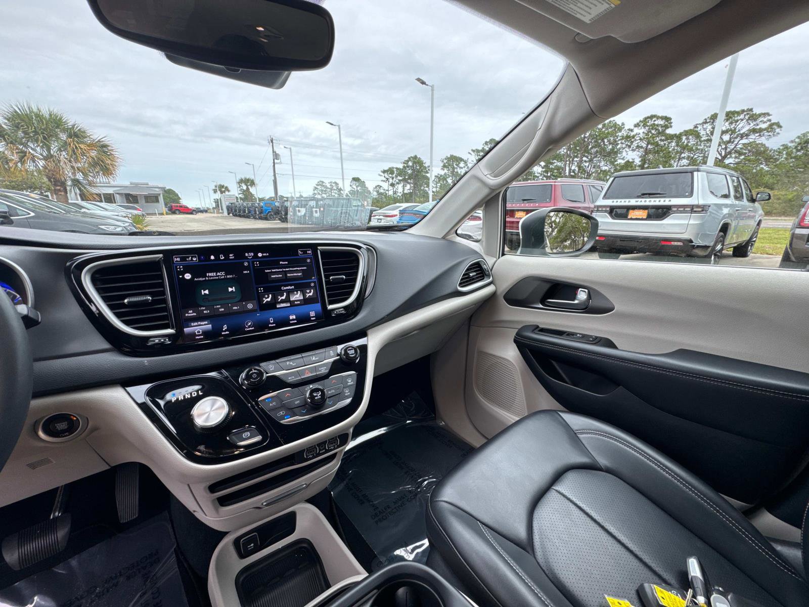 Certified 2023 Chrysler Pacifica Touring-L image 27