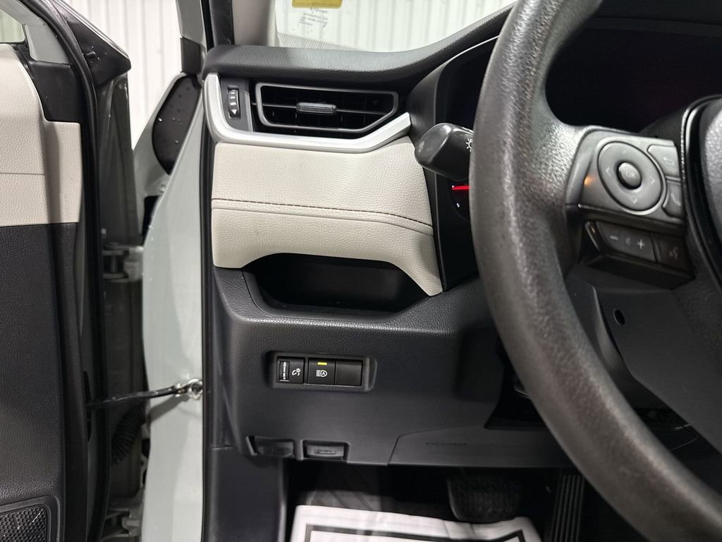 Used 2020 Toyota RAV4 XLE image 18