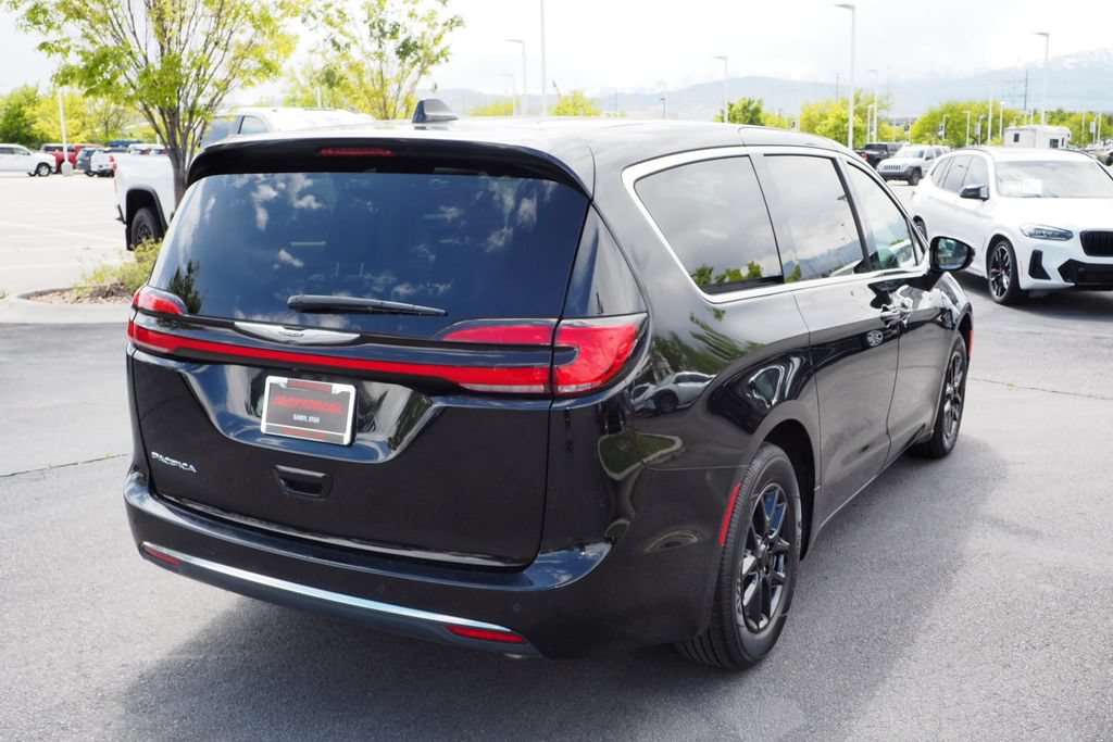Used 2024 Chrysler Pacifica Touring-L FWD image 5
