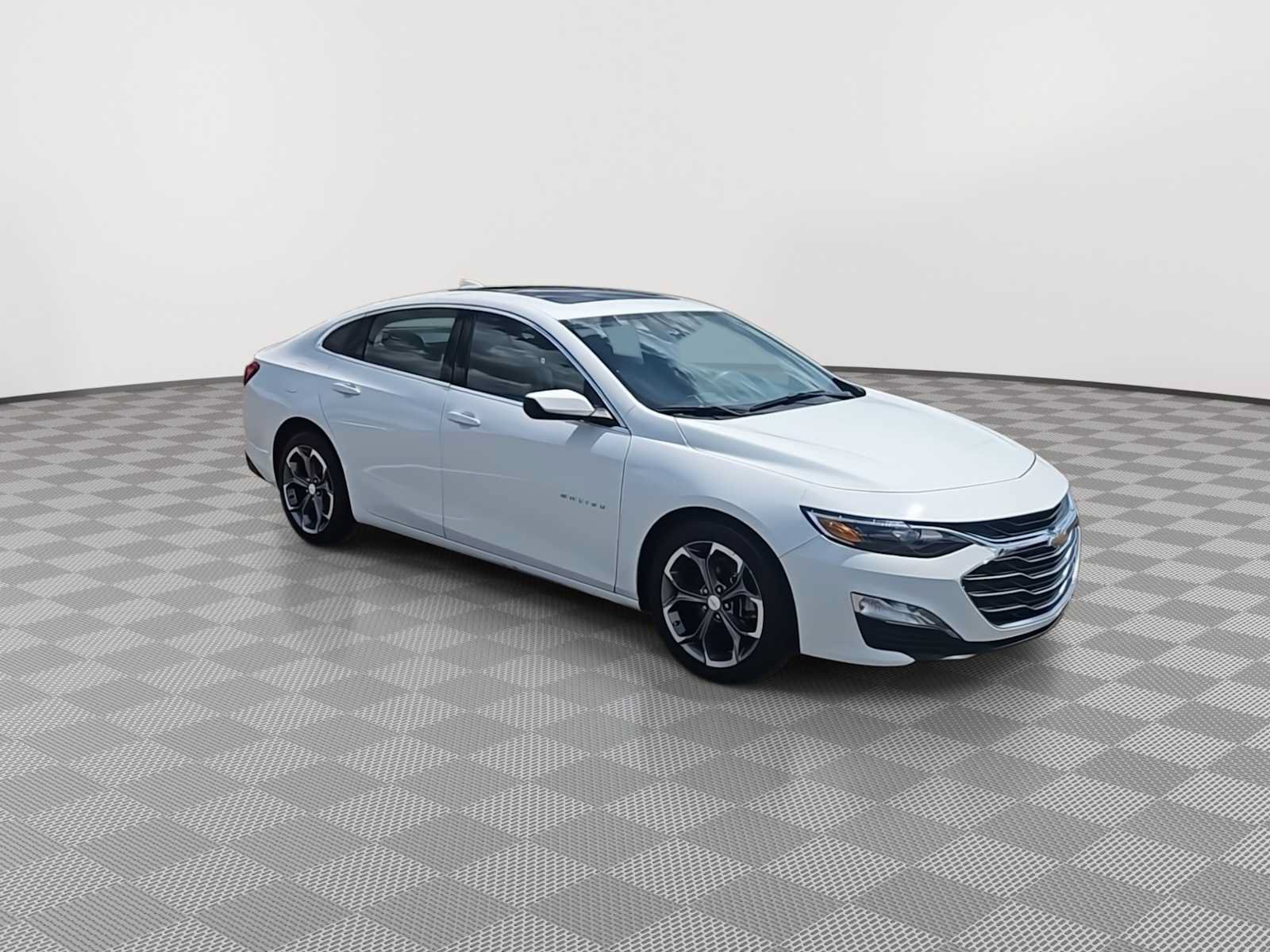 Used 2024 Chevrolet Malibu LT FWD image 2