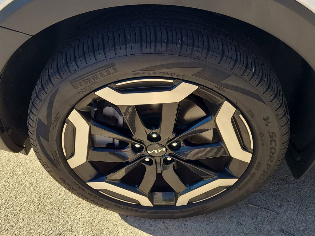 Used 2024 Kia Telluride EX w/ EX Captain's Chair Package image 10