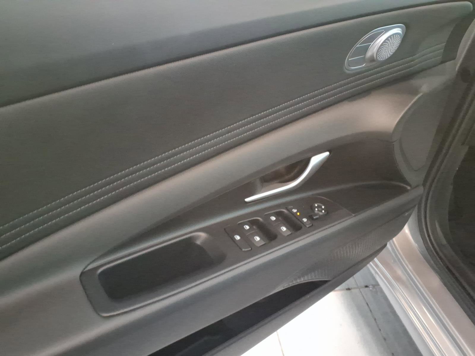 Certified 2025 Hyundai Elantra Limited image 12