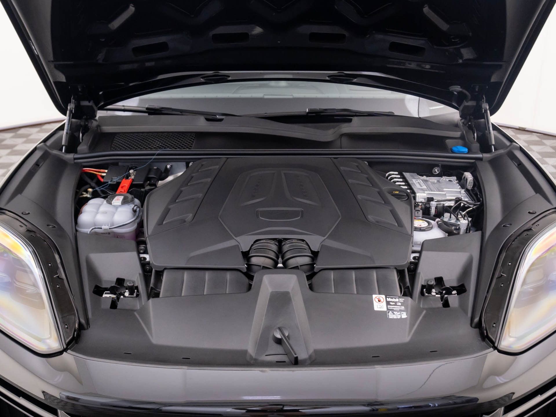 New 2025 Porsche Cayenne Turbo AWD/4WD image 29