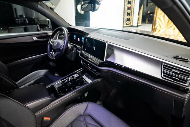 Used 2025 Volkswagen Atlas Cross Sport SE AWD/4WD image 14