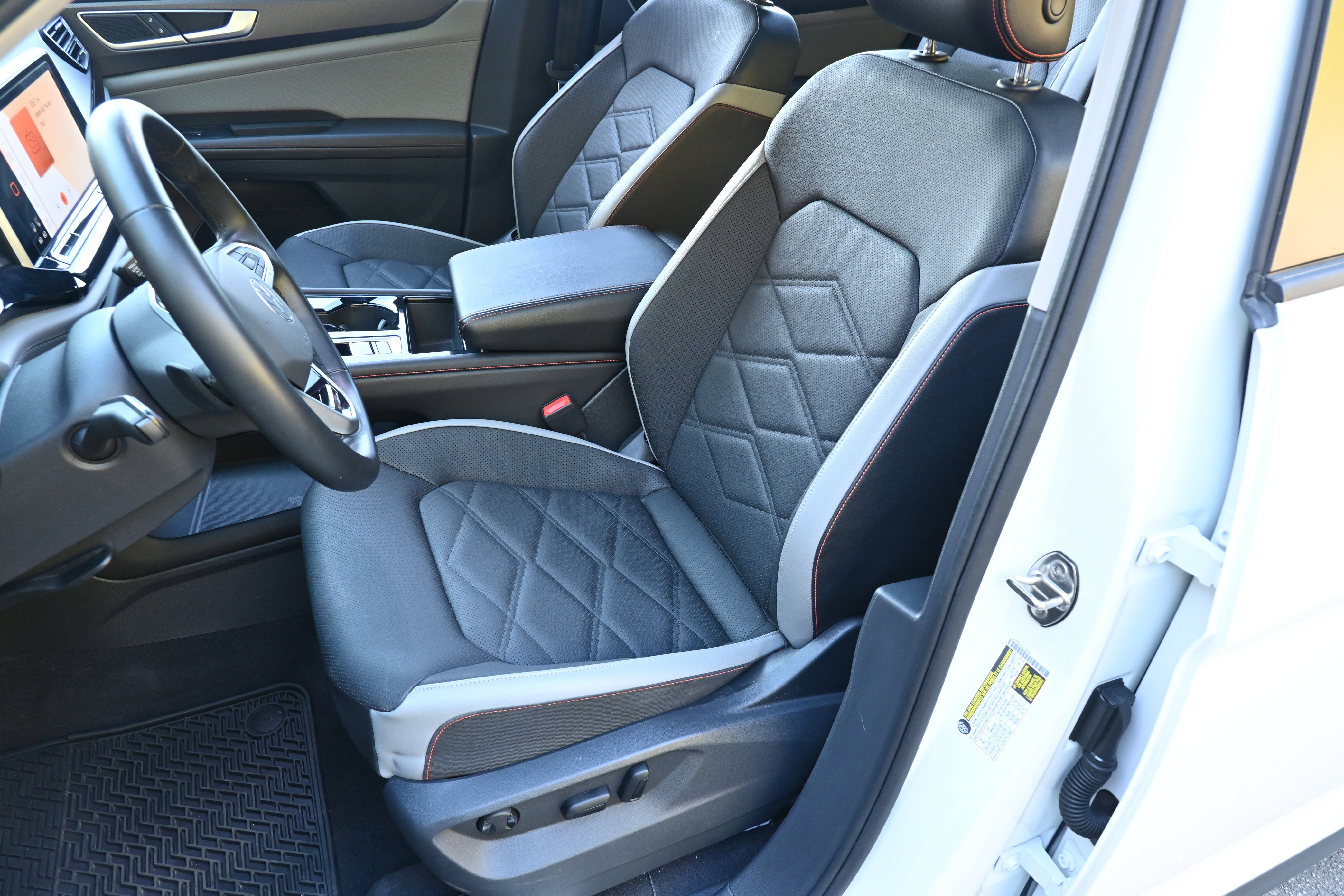 Used 2025 Volkswagen Atlas Peak Edition SE image 17