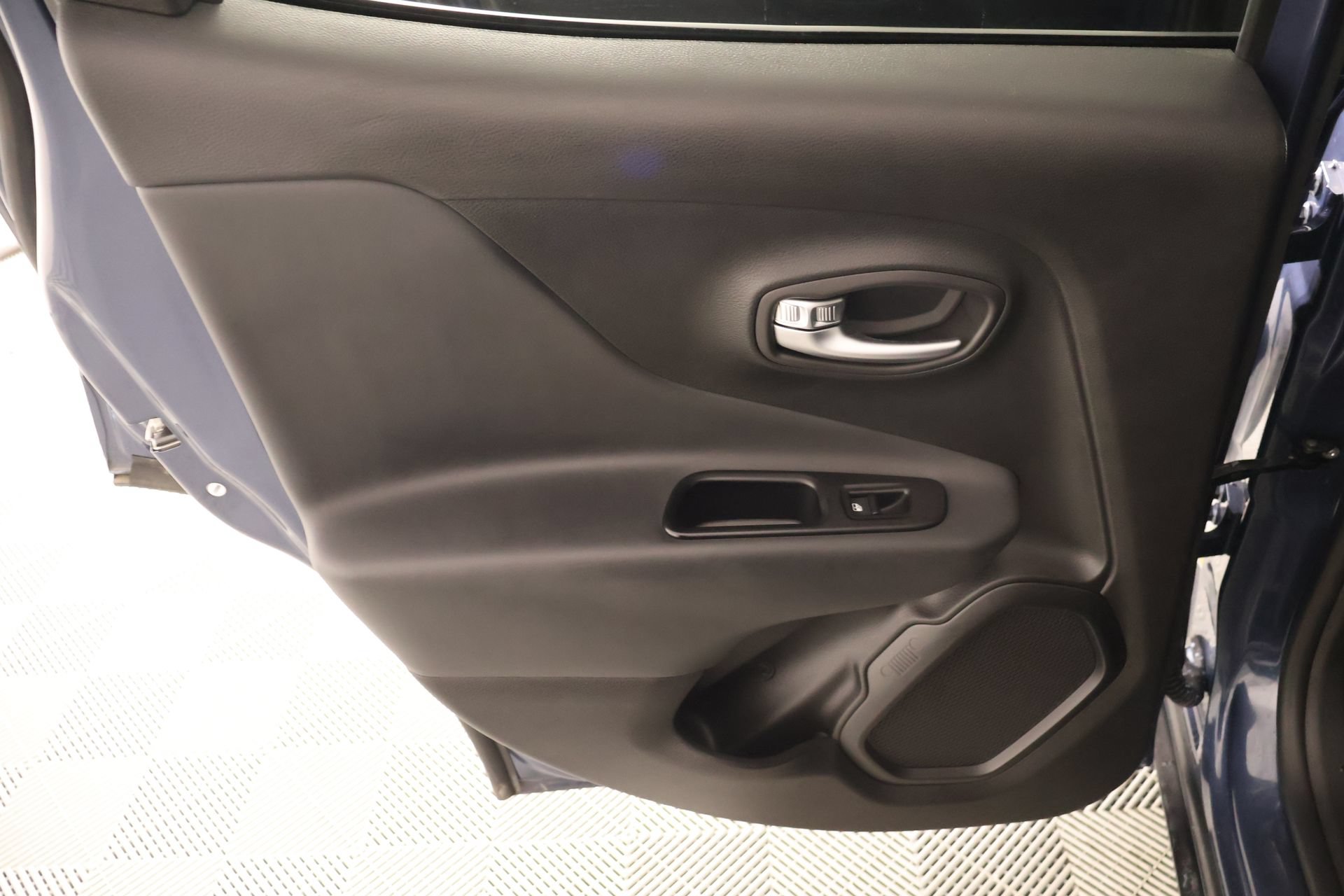 Used 2022 Jeep Renegade Latitude AWD/4WD image 17