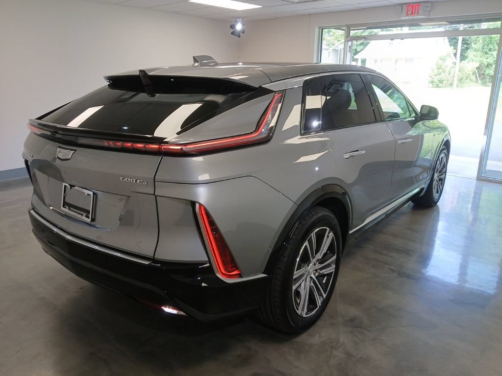 Used 2024 Cadillac Lyriq Luxury AWD/4WD image 2