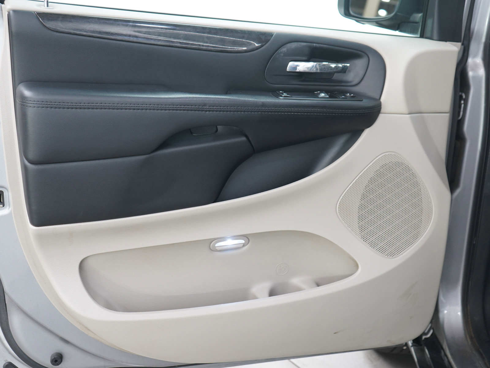 Used 2015 Dodge Grand Caravan American Value Package FWD image 19