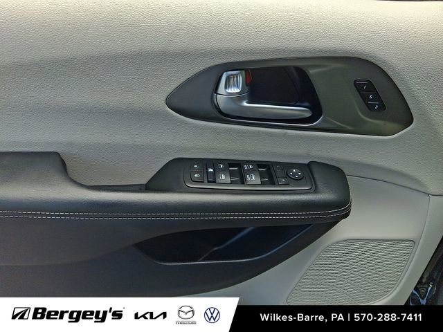 Used 2024 Chrysler Pacifica Touring-L FWD image 15
