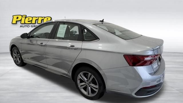 Used 2024 Volkswagen Jetta SE image 2
