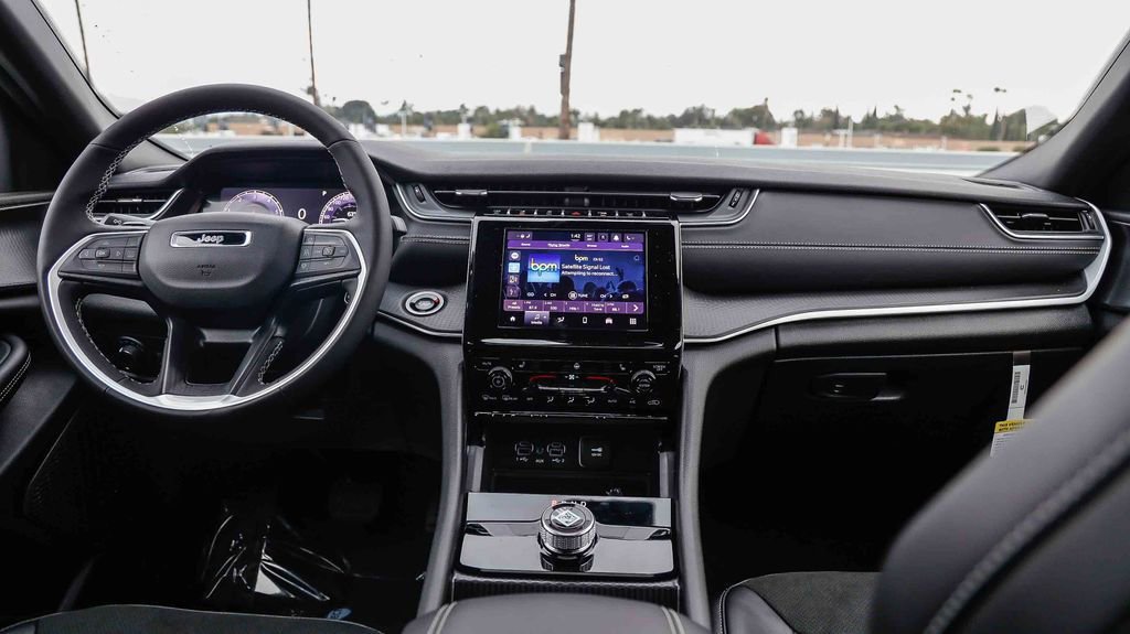 New 2025 Jeep Grand Cherokee L Altitude image 13