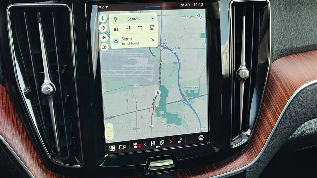 Certified 2024 Volvo XC60 B5 Plus w/ Protection Package Premier image 19