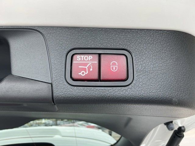 New 2025 Mercedes-Benz GLB 250 image 17