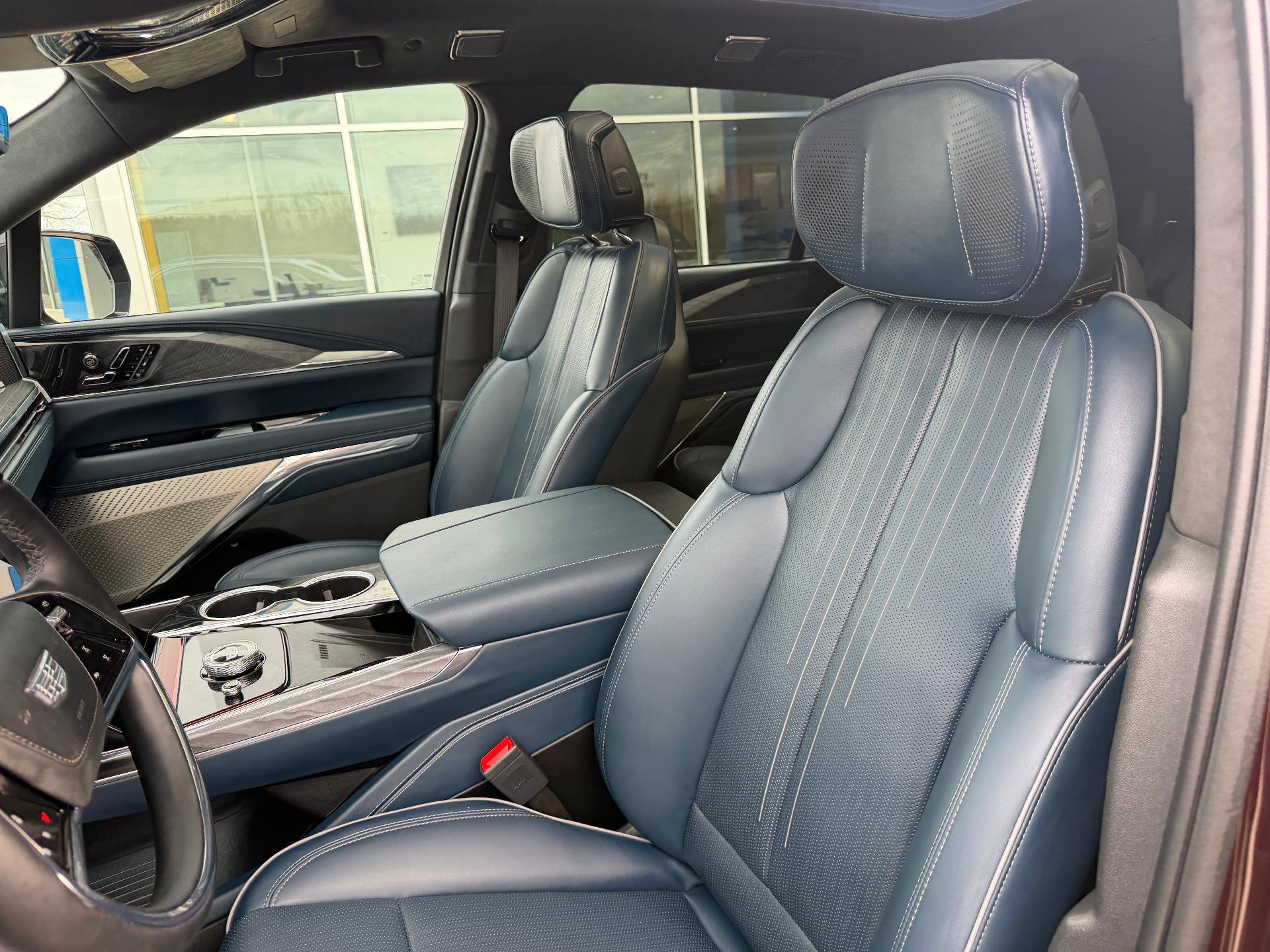Certified 2025 Cadillac Escalade IQ Luxury 2 w/ LPO, Premium Carpet Package AWD/4WD image 38