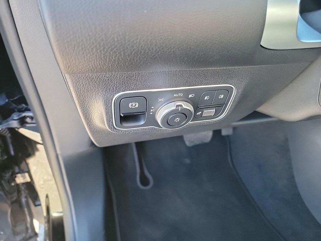 Certified 2025 Mercedes-Benz GLB 250 4MATIC image 11