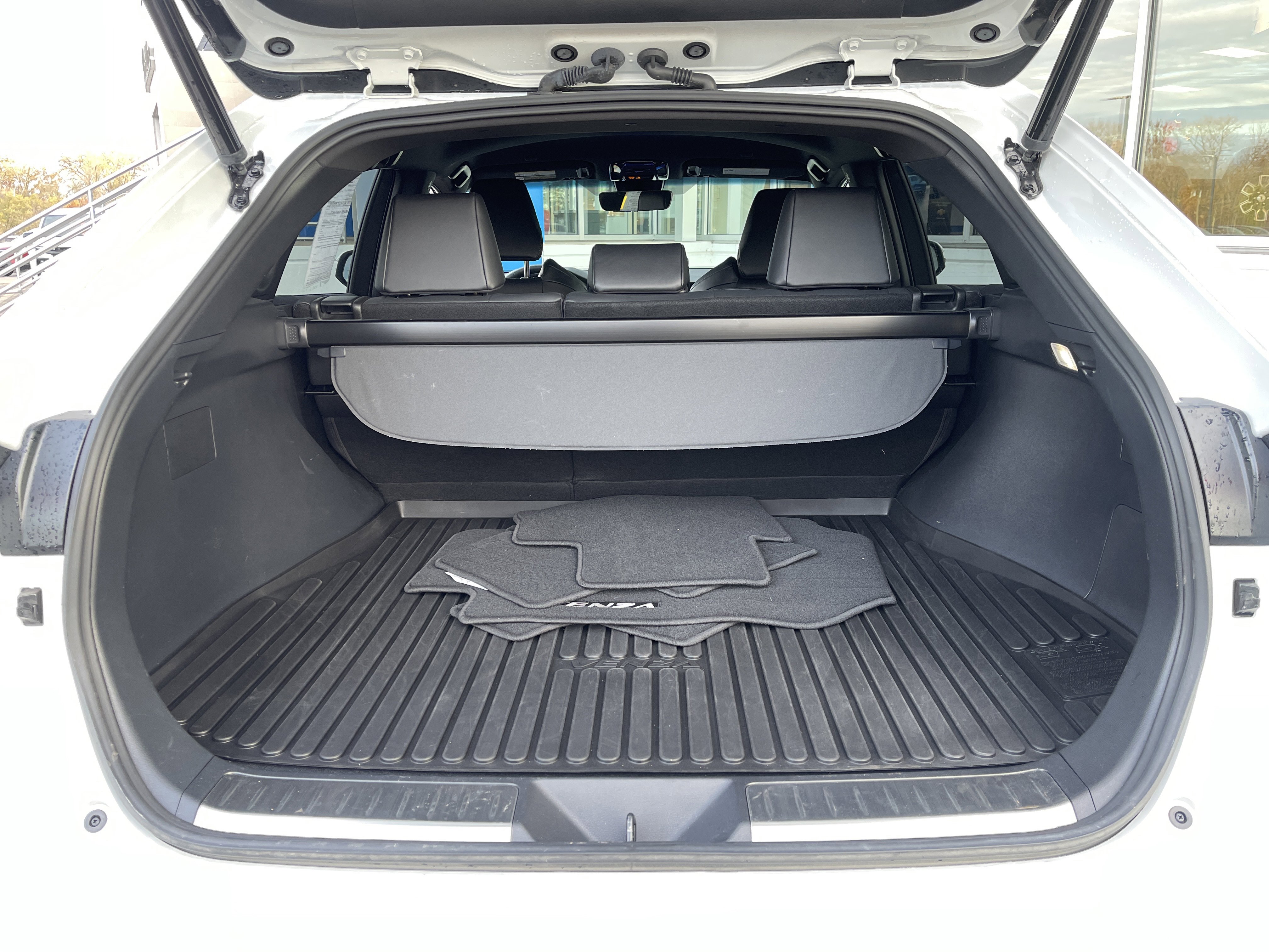 Used 2023 Toyota Venza XLE image 41