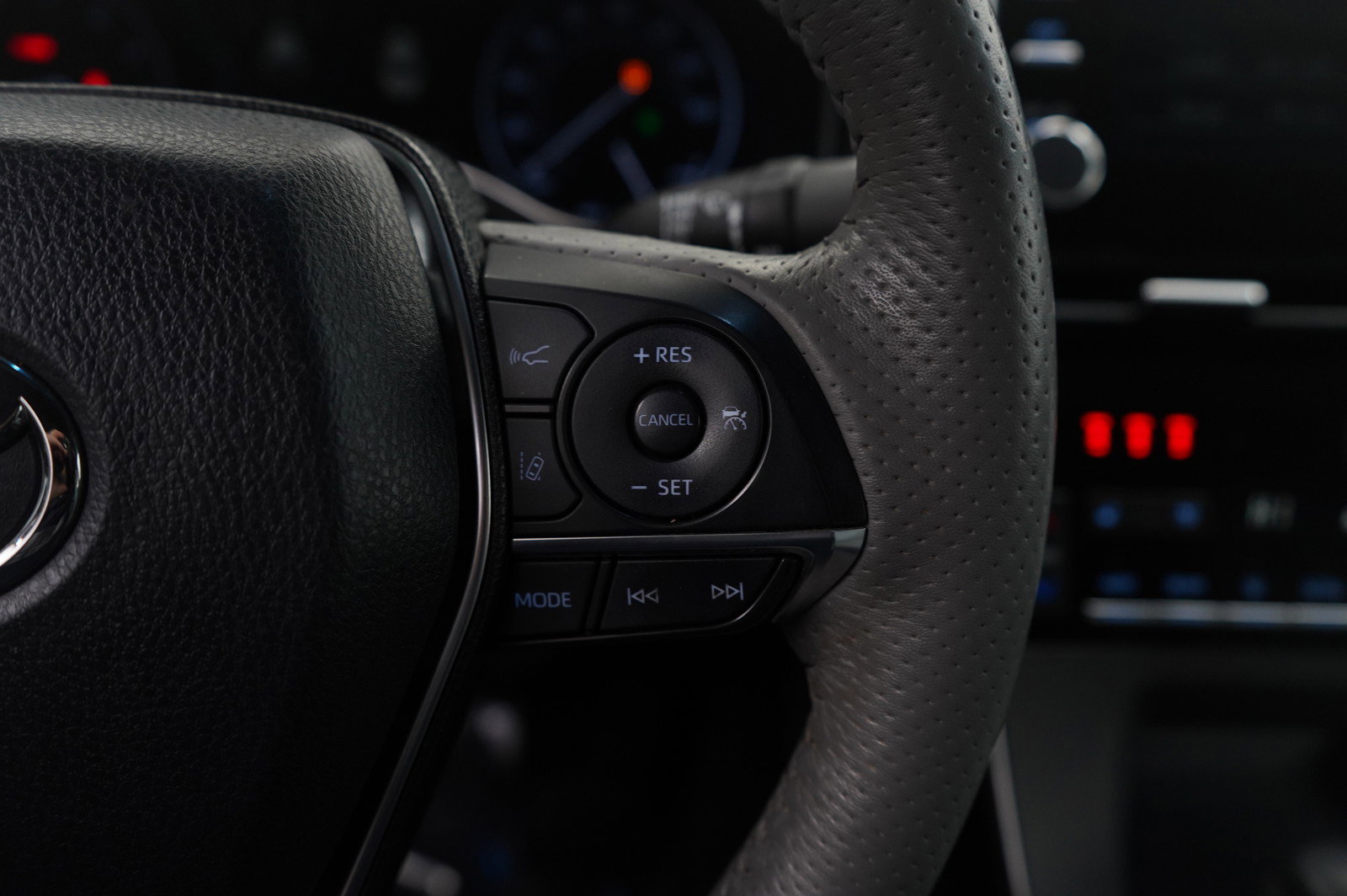 Used 2019 Toyota Avalon Limited image 17