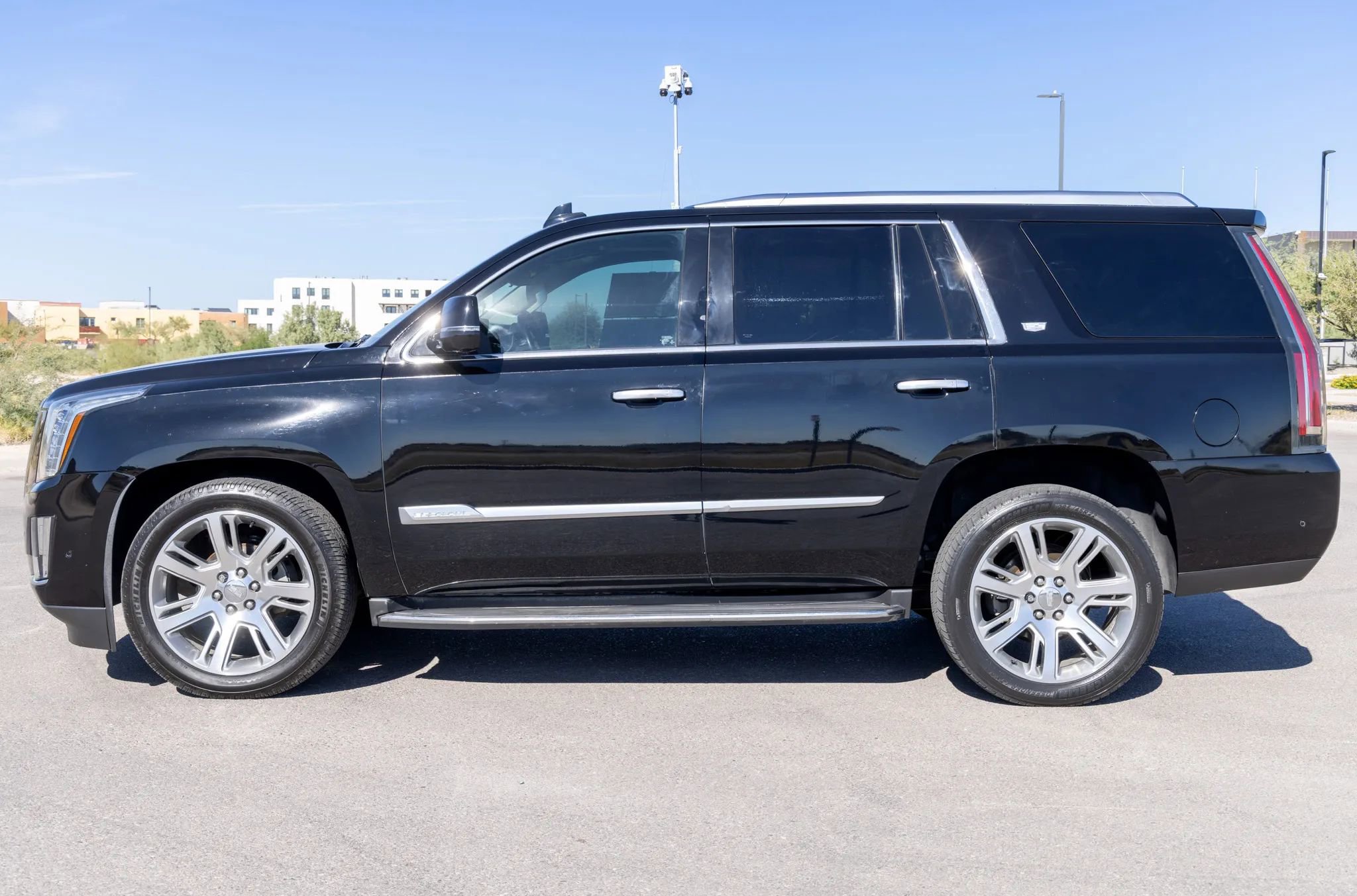 Used 2017 Cadillac Escalade Luxury image 2