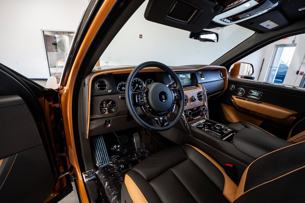 Used 2023 Rolls-Royce Cullinan w/ Cullinan Package image 38