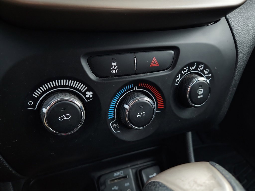 Used 2015 Jeep Cherokee Sport image 27