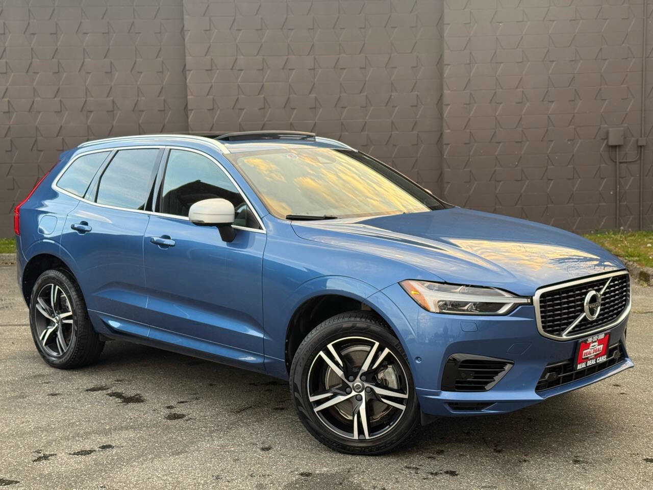Used 2018 Volvo XC60 T8 R-Design w/ Convenience Package AWD/4WD image 3