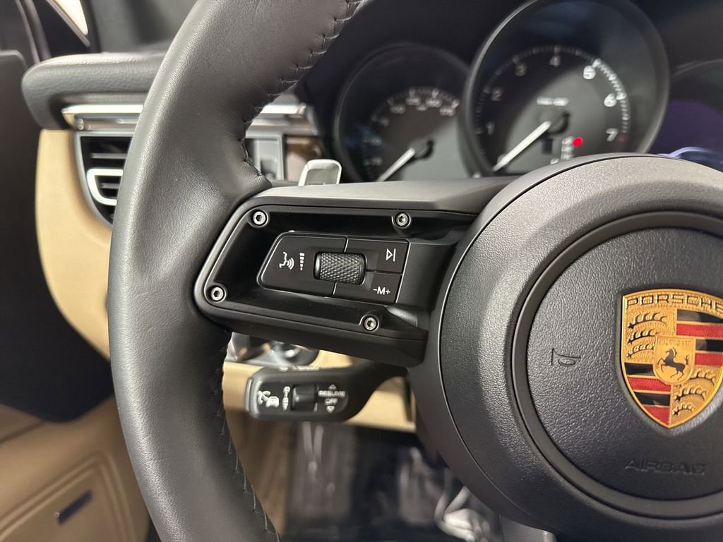 Certified 2025 Porsche Macan image 38
