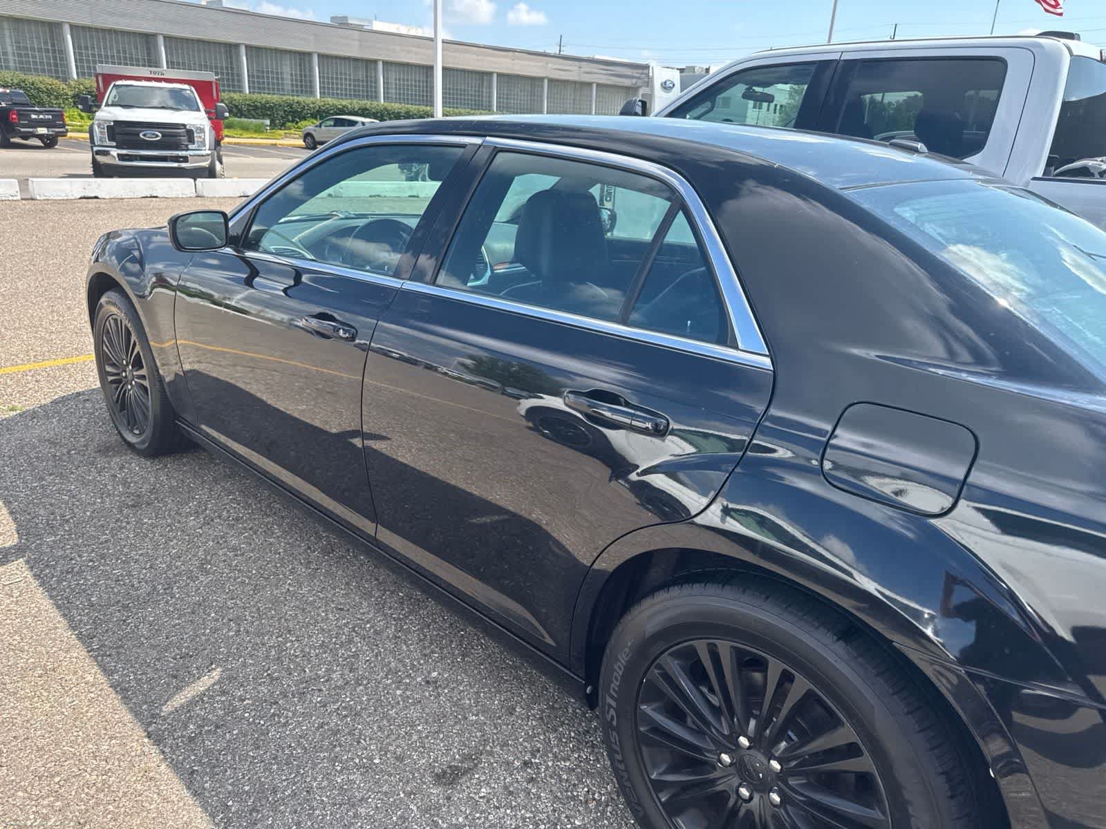Used 2014 Chrysler 300 AWD w/ Driver Convenience Group image 17