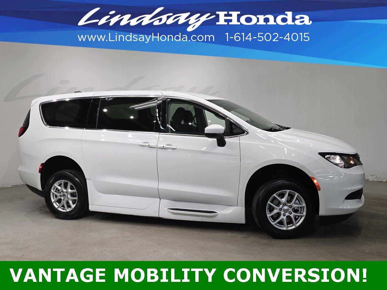 Used 2022 Chrysler Voyager LX image 3