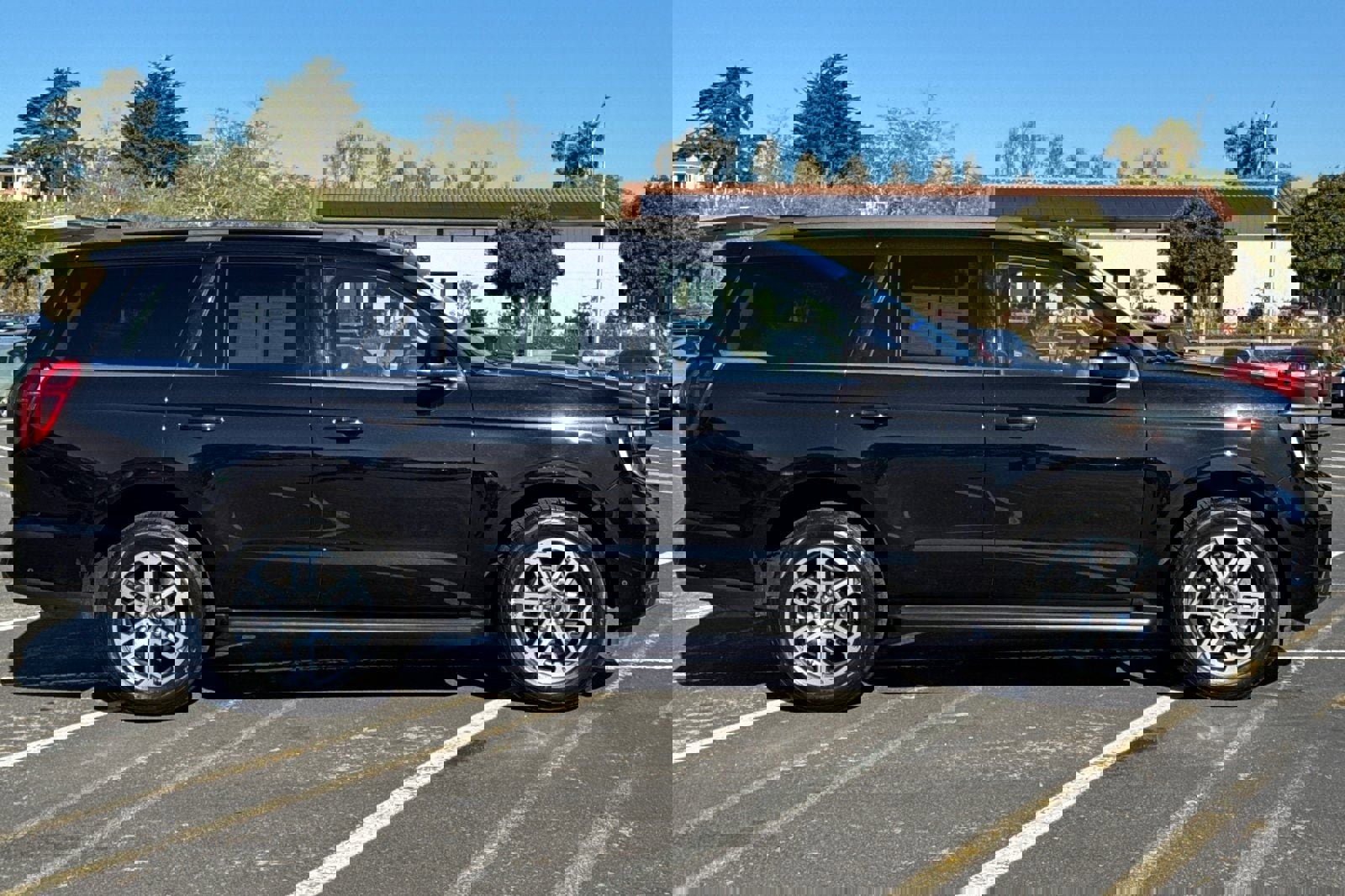 Certified 2025 Ford Expedition Active image 3