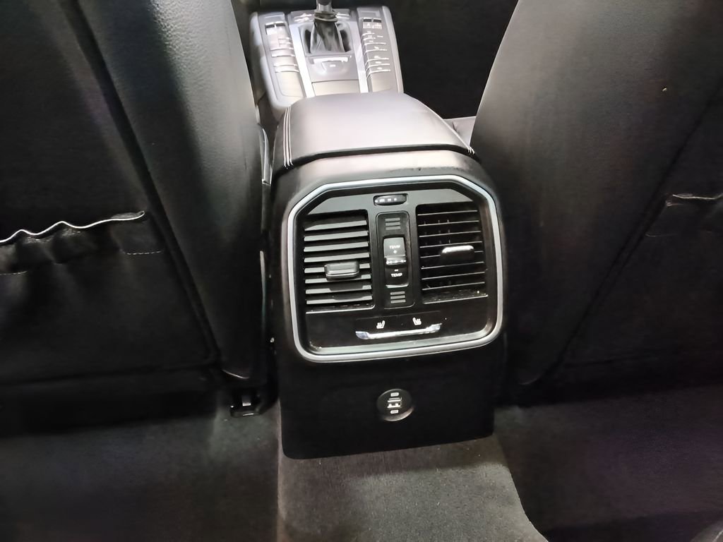 Used 2018 Porsche Macan w/ Premium Package image 22