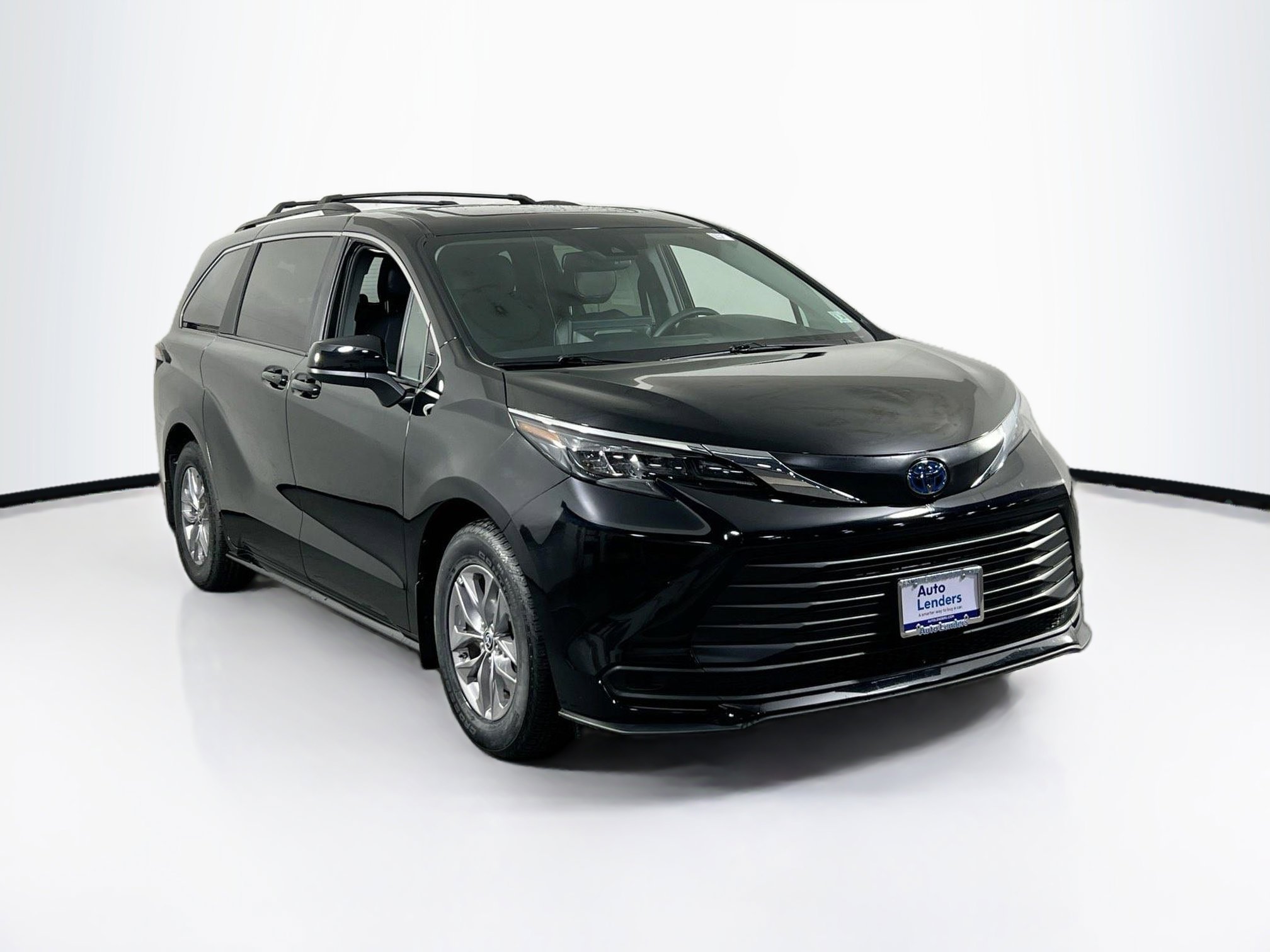 Used 2025 Toyota Sienna LE w/ LE Plus Package image 3