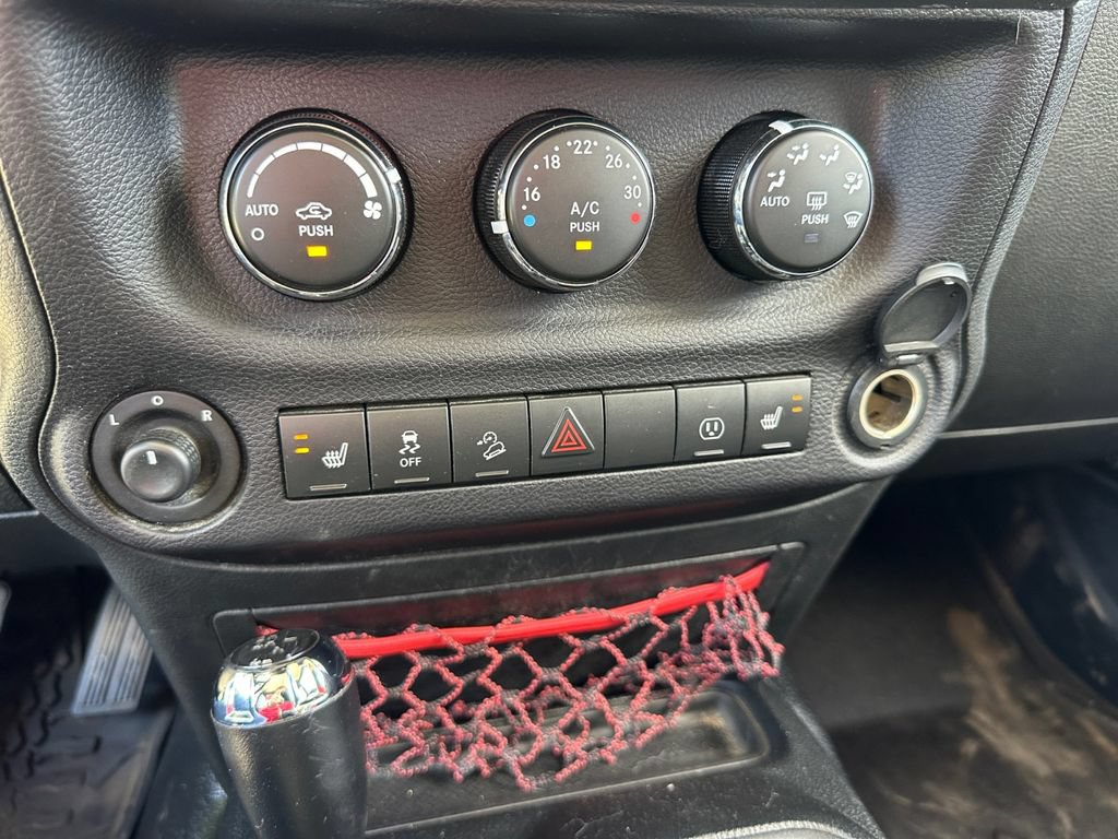 Used 2018 Jeep Wrangler Unlimited Rubicon w/ Connectivity Group AWD/4WD image 18