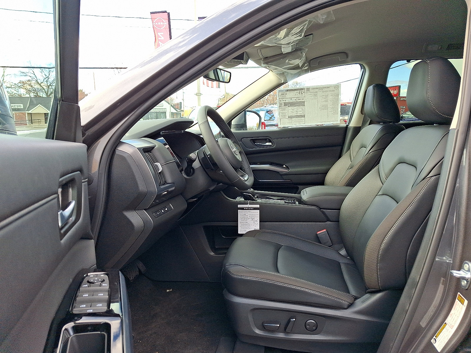 New 2025 Nissan Pathfinder SL image 9