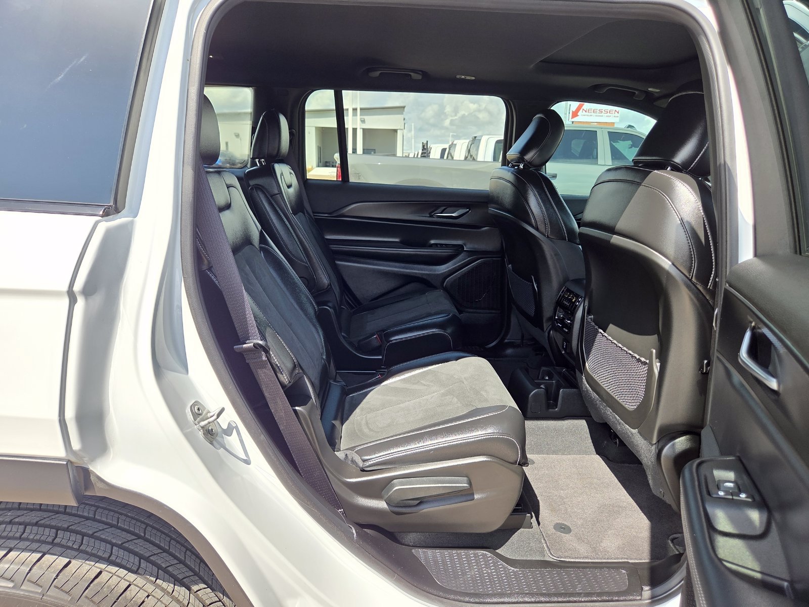 Used 2025 Jeep Grand Cherokee L Altitude AWD/4WD image 20