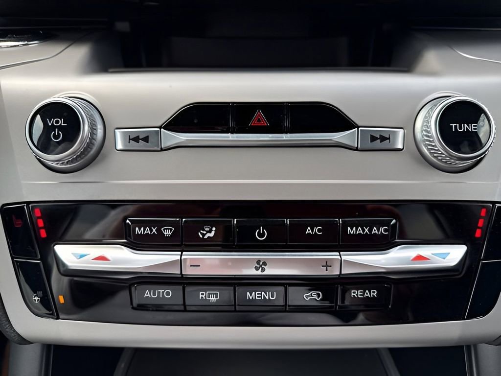 Used 2023 Ford Explorer XLT w/ Equipment Group 202A image 25