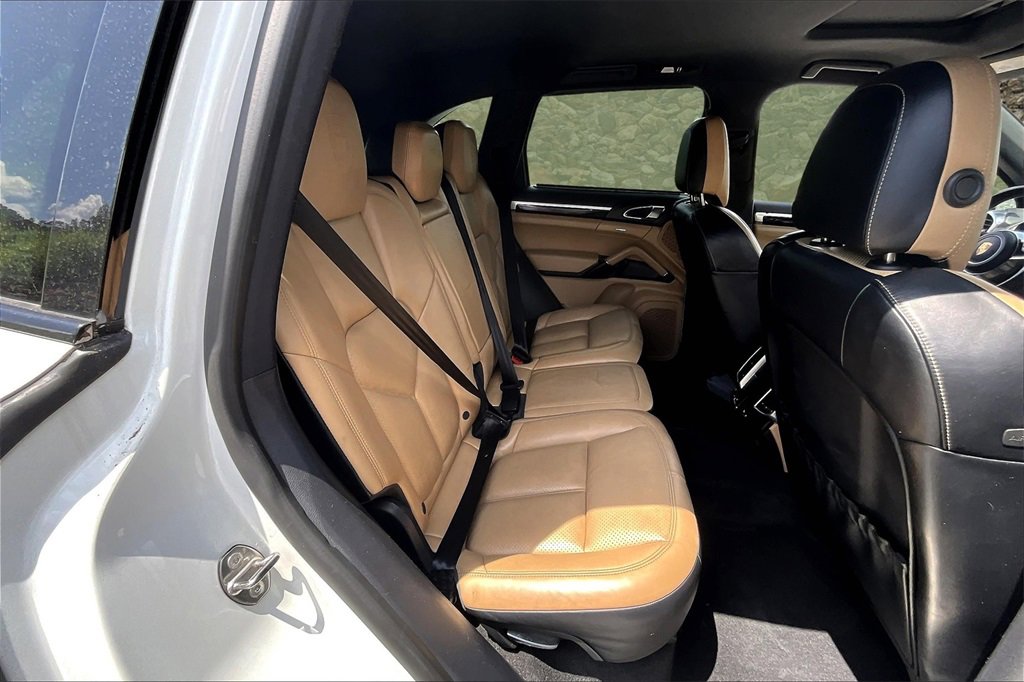Used 2018 Porsche Cayenne Platinum Edition w/ Premium Package Plus image 25