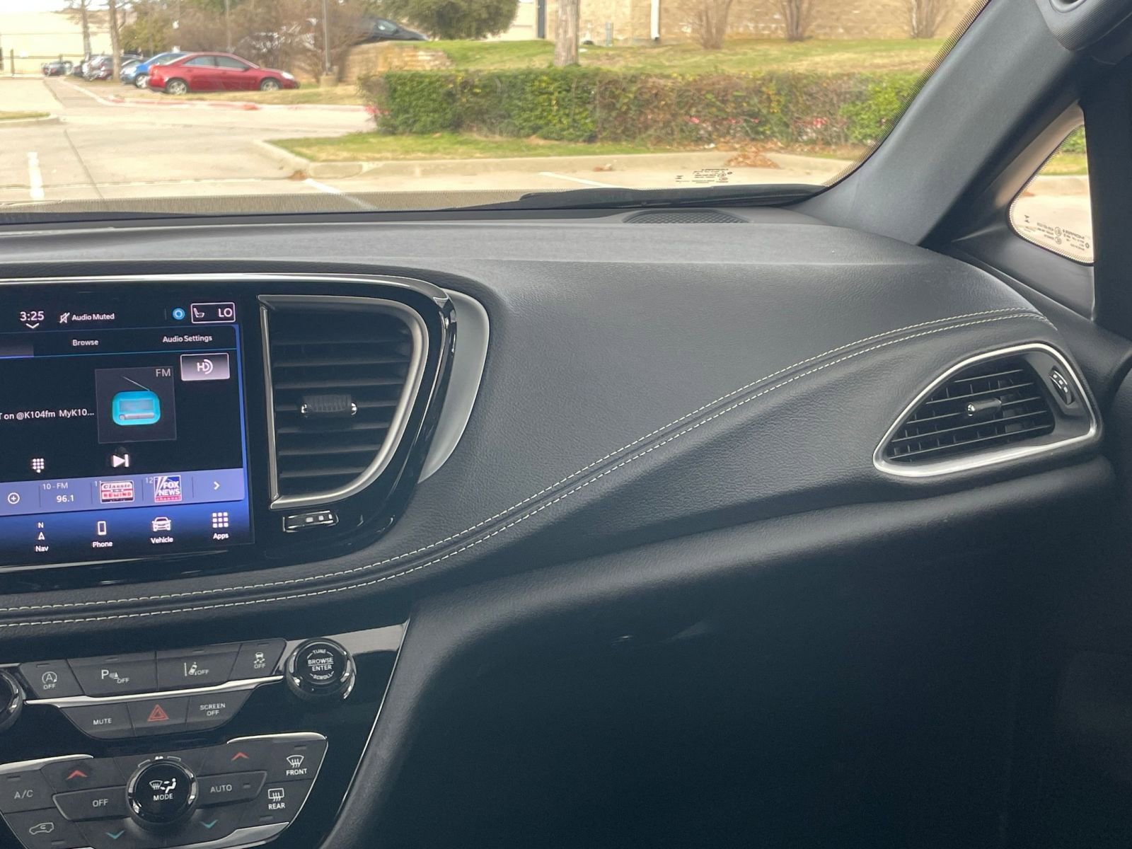 Used 2025 Chrysler Pacifica Limited image 42