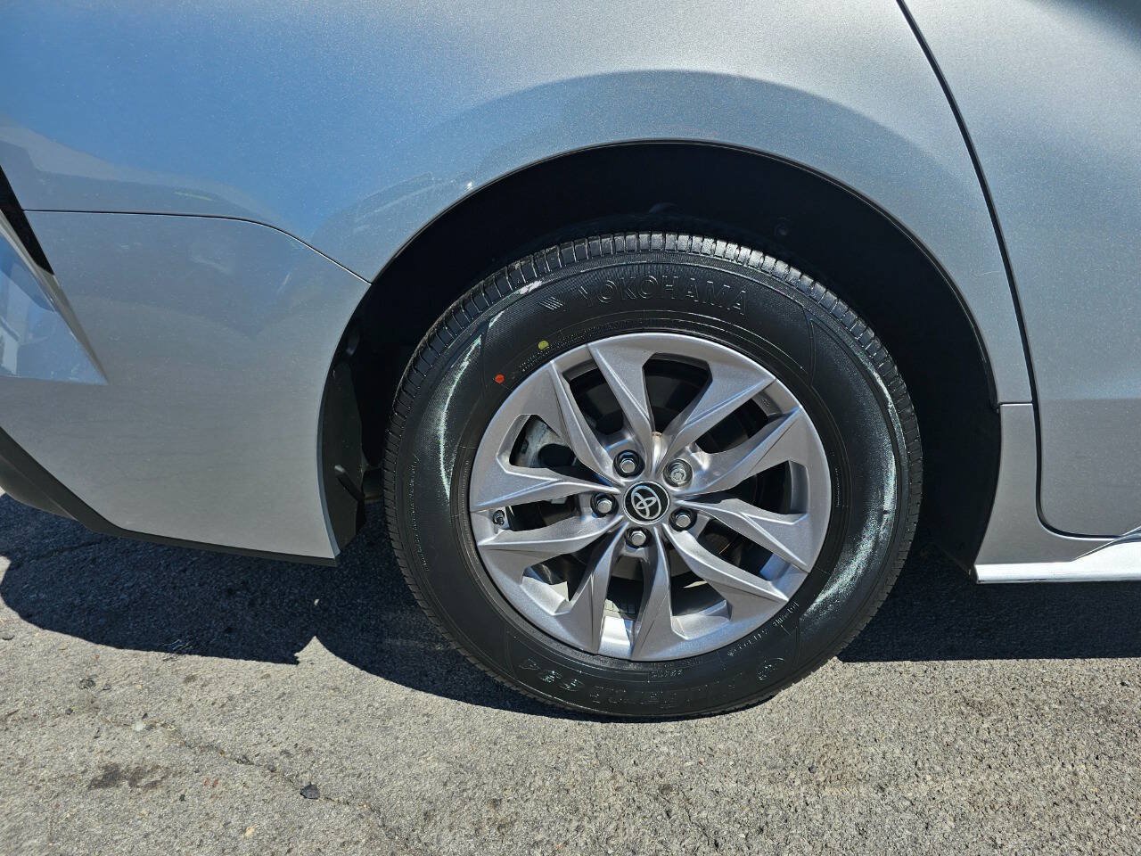 Used 2023 Toyota Sienna XLE FWD image 5