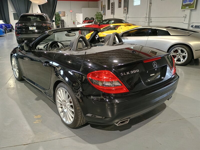Used 2011 Mercedes-Benz SLK 300 image 4
