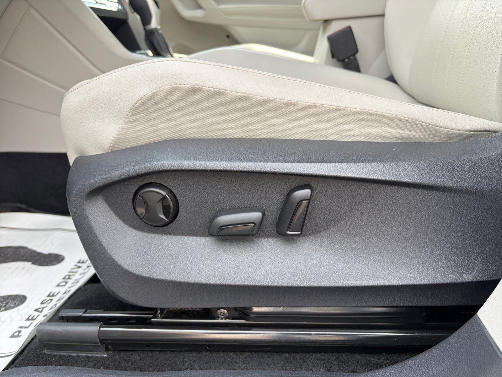 Used 2024 Volkswagen Tiguan SE AWD/4WD image 14