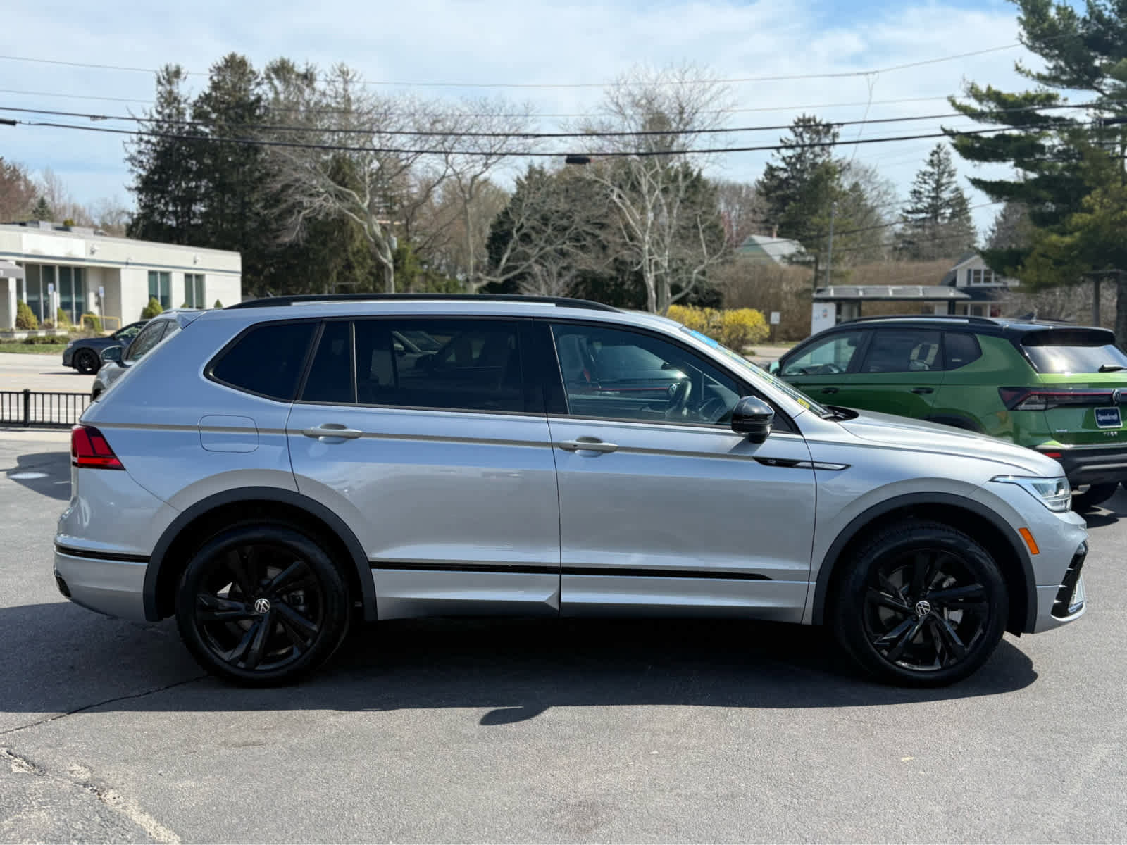 Certified 2024 Volkswagen Tiguan SE R-Line image 8