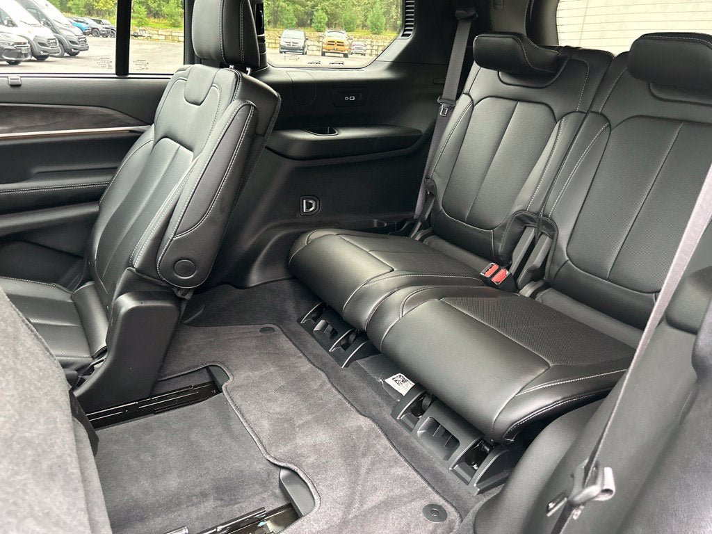Used 2025 Jeep Grand Cherokee L Limited w/ Luxury Tech Group II AWD/4WD image 29