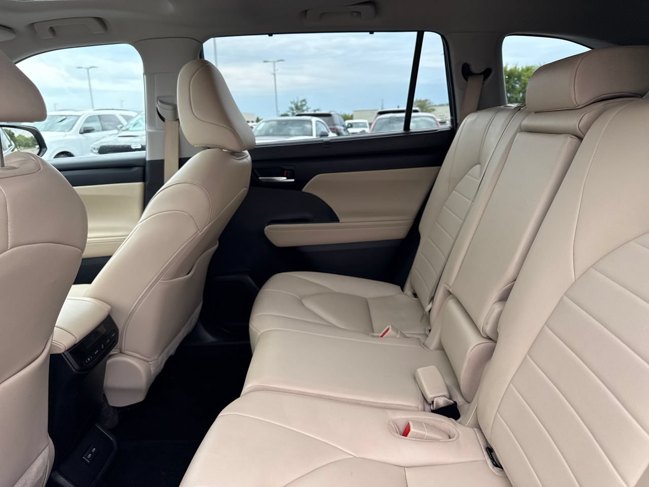 Used 2023 Toyota Highlander XLE AWD/4WD image 14