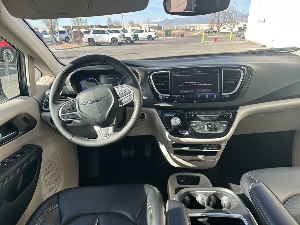 Used 2023 Chrysler Pacifica Touring-L image 9